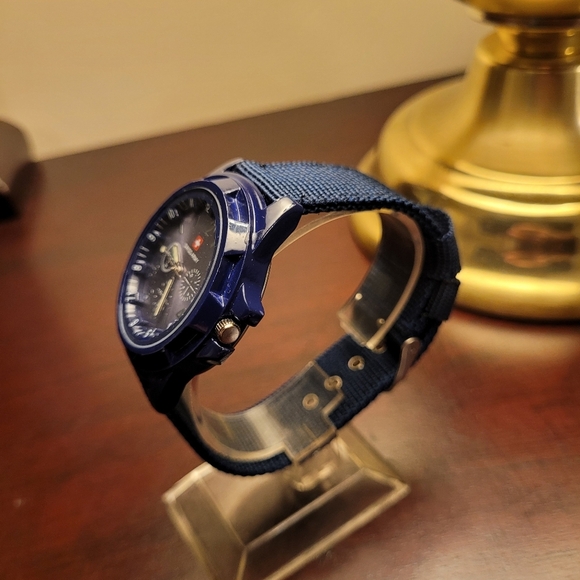 Brand New Navy Blue Swiss Army watch - Picture 2 of 3